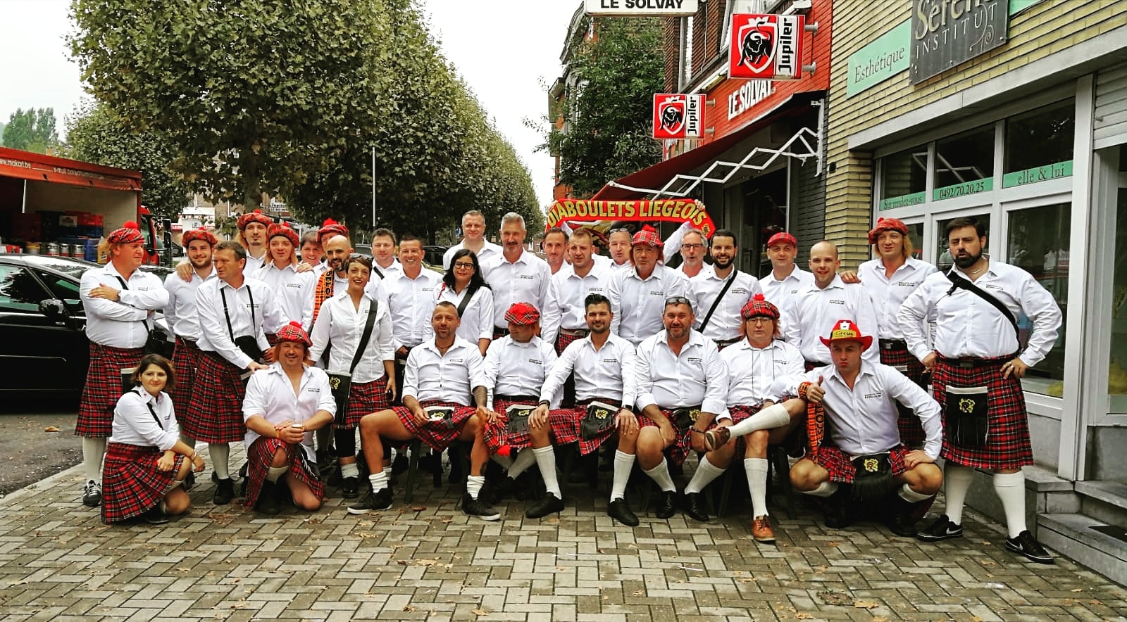 Les Diaboulets en kilt devant Le Solvay